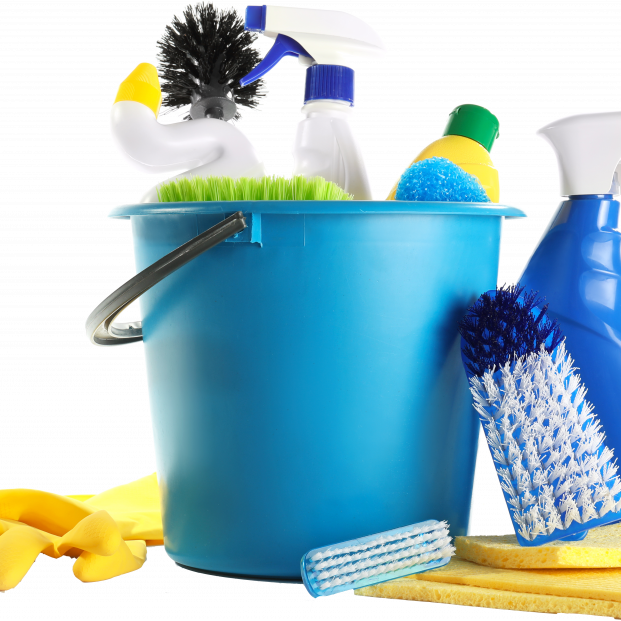 Seau de nettoyage bleu rempli de produits et d'outils de ménage.